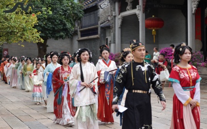 这一日，在繁花绽放中，感受百人国风巡游之盛况